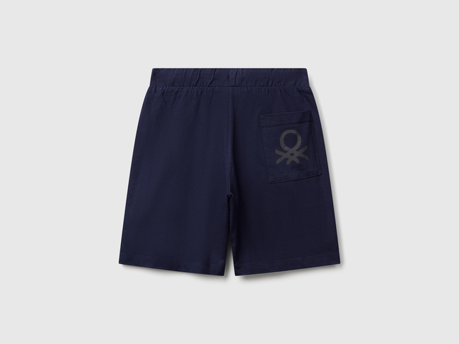 Сині шорти для хлопчиків Benetton артикул 3BL0C903L.G 252 25P Фото ракурс 2 - Сині шорти для хлопчиків Benetton артикул 3BL0C903L.G 252 25P