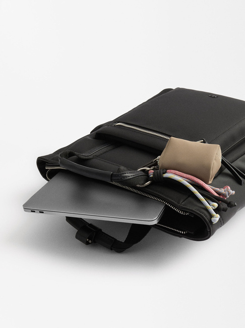 Фото ракурс 4 - Жіночий чорний рюкзак Parfois артикул 228707 _BK SS2025