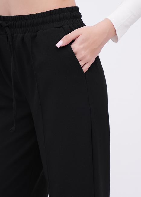 Фото ракурс 4 - Жіночі чорні брюки EQUILIBRI артикул W265 006 000 Black FW2025
