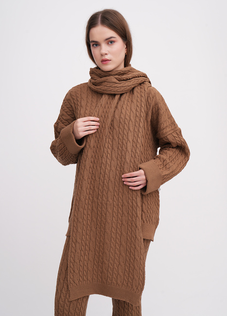 Жіночий коричневий шарф EQUILIBRI артикул W391 056 300 CINNAMON FW2025 Фото ракурс 1 - Жіночий коричневий шарф EQUILIBRI артикул W391 056 300 CINNAMON FW2025