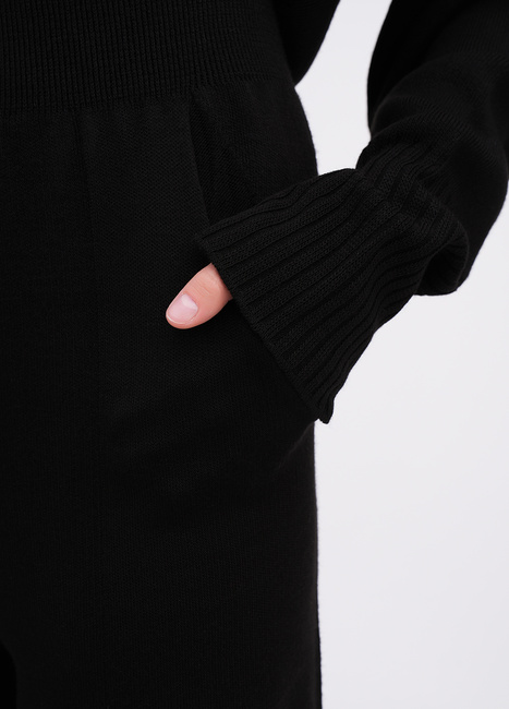 Жіночі чорні штани EQUILIBRI артикул W391 042 200 Black FW2025 Фото ракурс 4 - Жіночі чорні штани EQUILIBRI артикул W391 042 200 Black FW2025