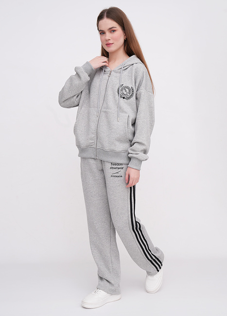 Женская серая олимпийка EQUILIBRI артикул W291 051 100 Grey FW2025 Фото ракурс 3 - Женская серая олимпийка EQUILIBRI артикул W291 051 100 Grey FW2025