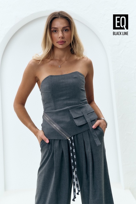 Женский серый топ EQUILIBRI артикул BW491005 100 Grey SS2025 Фото ракурс 1 - Женский серый топ EQUILIBRI артикул BW491005 100 Grey SS2025