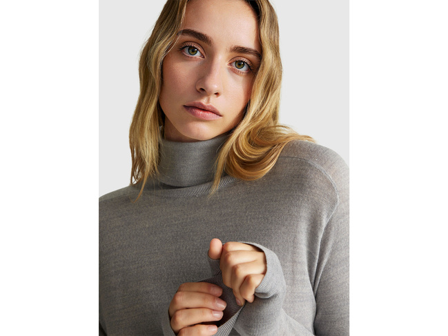 Женская серая водолазка Benetton артикул 11AHD203Y 501 25A Фото ракурс 3 - Женская серая водолазка Benetton артикул 11AHD203Y 501 25A