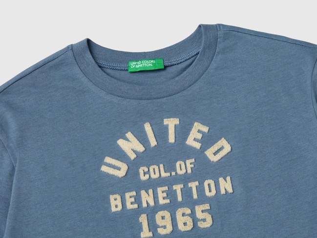 Фото ракурс 3 - Синий лонгслив для мальчиков Benetton артикул 3ATNC10KU.G 17Z 24I