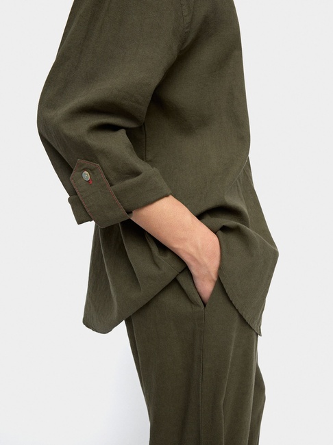 Жіноча зелена сорочка Parfois артикул 233336 _KK FW2025 Фото ракурс 4 - Жіноча зелена сорочка Parfois артикул 233336 _KK FW2025