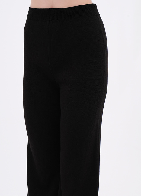 Жіночі чорні штани EQUILIBRI артикул W391 040 200 Black FW2025 Фото ракурс 3 - Жіночі чорні штани EQUILIBRI артикул W391 040 200 Black FW2025