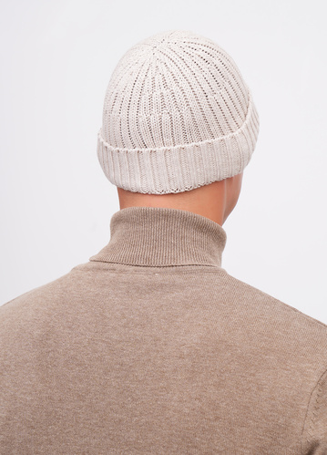Фото ракурс 2 - Унісекс бежева шапка EQUILIBRI артикул U881 001 000 Beige FW2025