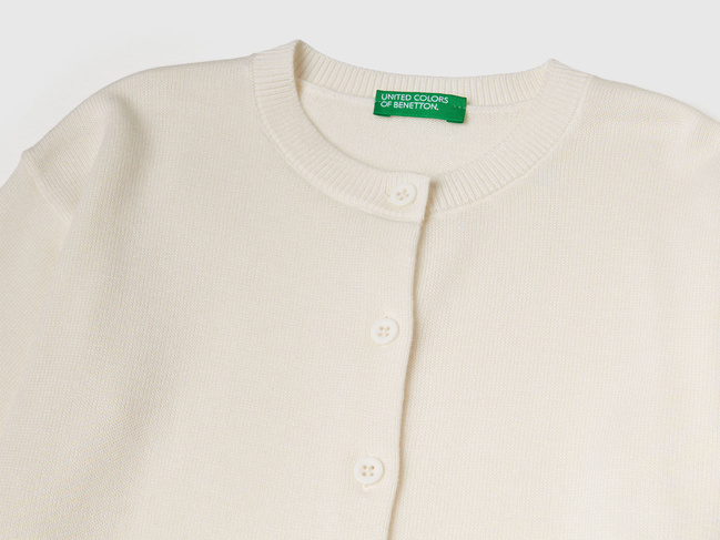 Белый кардиган для девочек Benetton артикул 19DKG500R.P 074 25A Фото ракурс 3 - Белый кардиган для девочек Benetton артикул 19DKG500R.P 074 25A