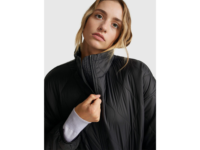 Женская черная куртка Benetton артикул 2YRYDN080 100 25A Фото ракурс 4 - Женская черная куртка Benetton артикул 2YRYDN080 100 25A