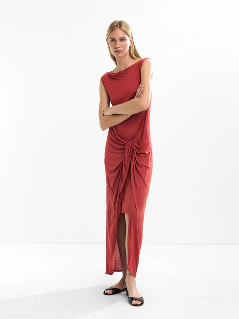 Женское коричневое платье Parfois артикул 234088 _BR FW2025 Фото ракурс 1 - Женское коричневое платье Parfois артикул 234088 _BR FW2025