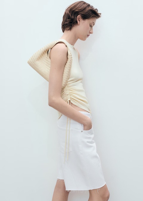 Женские белые шорты Mango артикул 17091178 01 1 season Фото ракурс 5 - Женские белые шорты Mango артикул 17091178 01 1 season