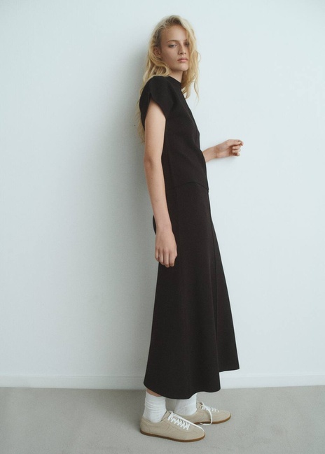 Жіночий чорний джемпер Mango артикул 17005829 99 1 season Фото ракурс 5 - Жіночий чорний джемпер Mango артикул 17005829 99 1 season