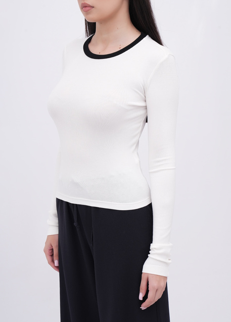 Женский молочный лонгслив EQUILIBRI артикул W215 027 000 MILK FW2025 Фото ракурс 3 - Женский молочный лонгслив EQUILIBRI артикул W215 027 000 MILK FW2025