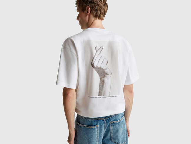 Мужская белая футболка Benetton артикул 3MI5U10AX 901 25A Фото ракурс 2 - Мужская белая футболка Benetton артикул 3MI5U10AX 901 25A