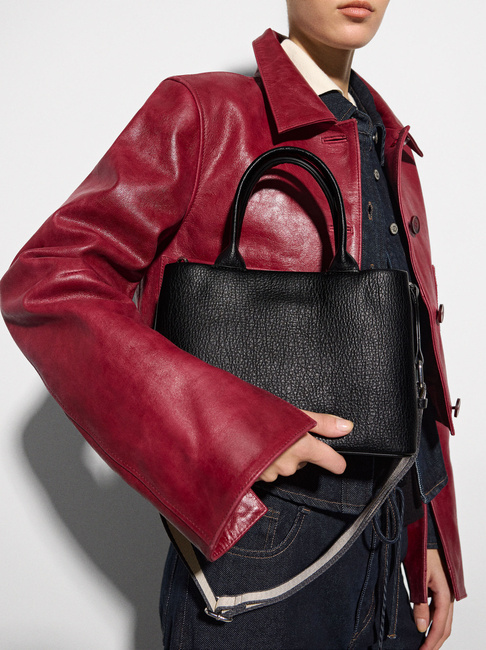 Женская черная сумка Parfois артикул 229441 _BK SS2025 Фото ракурс 5 - Женская черная сумка Parfois артикул 229441 _BK SS2025