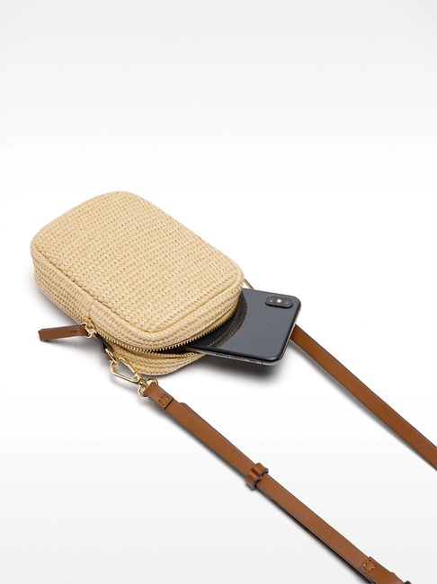 Женский бежевый чехол Parfois артикул 234453 NCM FW2025 Фото ракурс 4 - Женский бежевый чехол Parfois артикул 234453 NCM FW2025