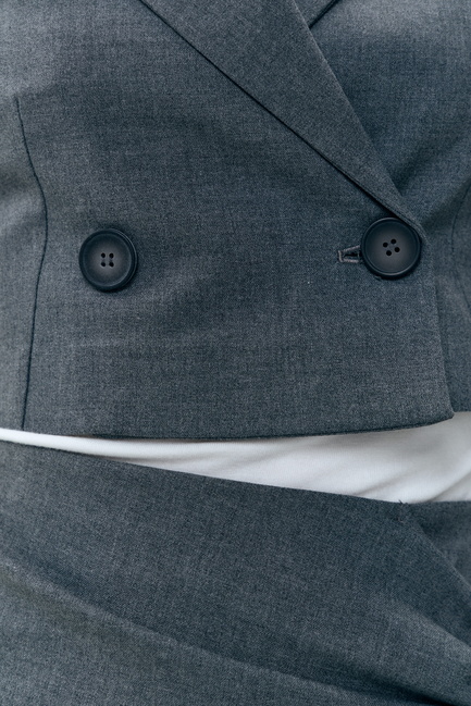 Жіночий сірий пiджак EQUILIBRI артикул BW491004 100 Grey FW2025 Фото ракурс 4 - Жіночий сірий пiджак EQUILIBRI артикул BW491004 100 Grey FW2025