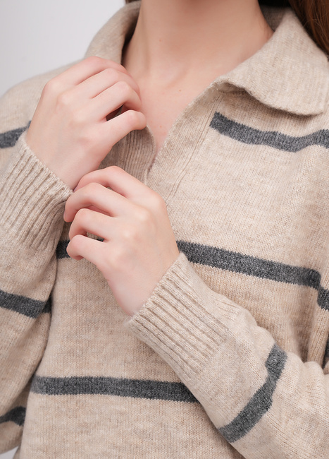 Фото ракурс 4 - Жіночий бежевий светр EQUILIBRI артикул BW342001 001 Beige FW2025