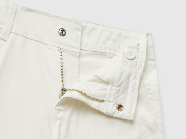 Белые штаны для девочек Benetton артикул 4RHPCE04A.G 074 25A Фото ракурс 3 - Белые штаны для девочек Benetton артикул 4RHPCE04A.G 074 25A