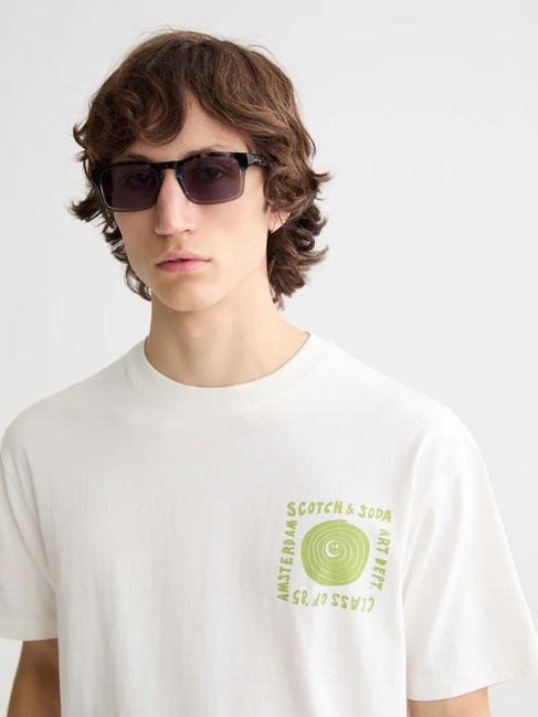 Мужская белая футболка SCOTCH & SODA артикул 181701 101 FW2025 Фото ракурс 4 - Мужская белая футболка SCOTCH & SODA артикул 181701 101 FW2025