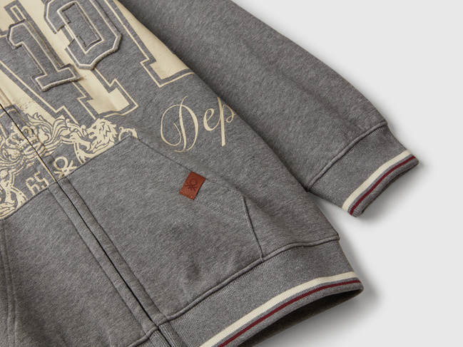 Фото ракурс 3 - Сіра олімпійка для хлопчиків Benetton артикул 32N4C505B.G 507 25A