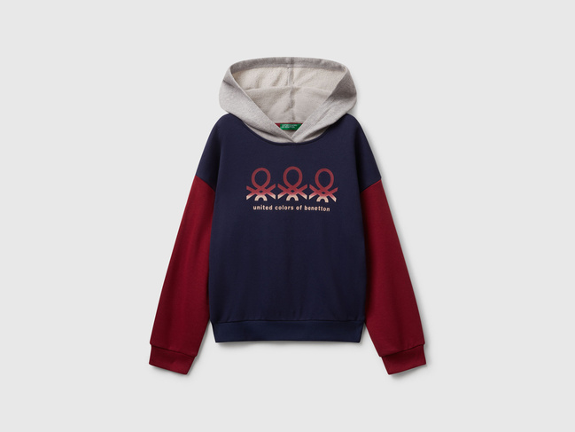 Фото ракурс 1 - Бордово-синє худі для дівчаток Benetton артикул 3J68C204W.G 903 25A