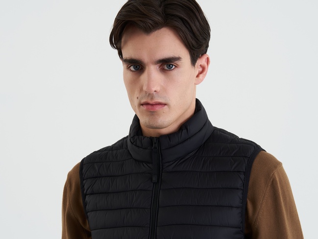 Мужской черный жилет Benetton артикул 2TWDUJ00P 100 25A Фото ракурс 3 - Мужской черный жилет Benetton артикул 2TWDUJ00P 100 25A