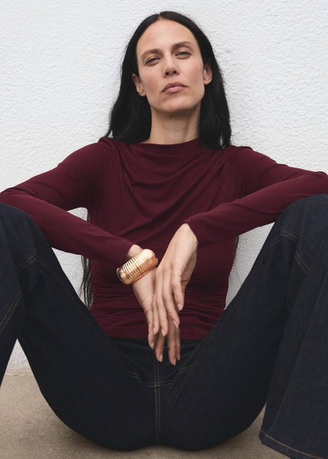 Женская бордовая футболка Mango артикул 17037818 78 1 season Фото ракурс 5 - Женская бордовая футболка Mango артикул 17037818 78 1 season