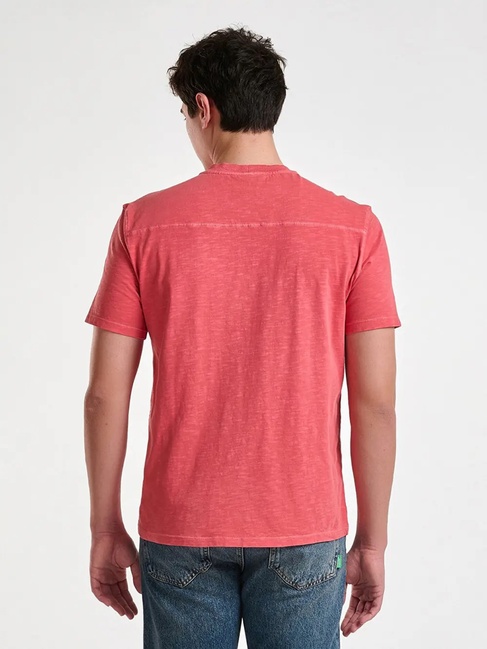 Мужская красная футболка Benetton артикул 3F98U109Y 736 25P Фото ракурс 2 - Мужская красная футболка Benetton артикул 3F98U109Y 736 25P