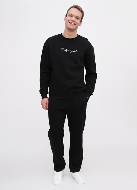 Мужской черный свитшот EQUILIBRI артикул M231 002 000 Black FW2025 Фото ракурс 3 - Мужской черный свитшот EQUILIBRI артикул M231 002 000 Black FW2025