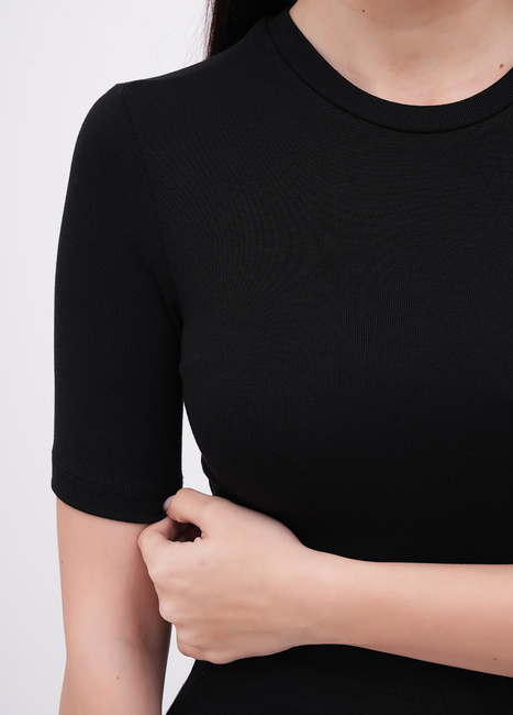 Женская черная футболка EQUILIBRI артикул W213 105 000 Black FW2025 Фото ракурс 4 - Женская черная футболка EQUILIBRI артикул W213 105 000 Black FW2025