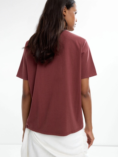 Жіноча коричнева футболка Parfois артикул 233639 _BN FW2025 Фото ракурс 2 - Жіноча коричнева футболка Parfois артикул 233639 _BN FW2025