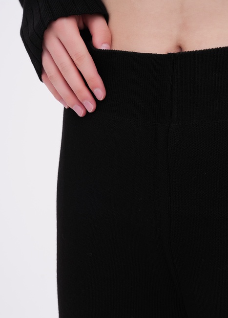 Женские черные штаны EQUILIBRI артикул W391 009 201 Black FW2025 Фото ракурс 4 - Женские черные штаны EQUILIBRI артикул W391 009 201 Black FW2025