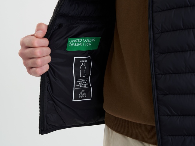 Мужской черный жилет Benetton артикул 2TWDUJ00P 100 25A Фото ракурс 4 - Мужской черный жилет Benetton артикул 2TWDUJ00P 100 25A