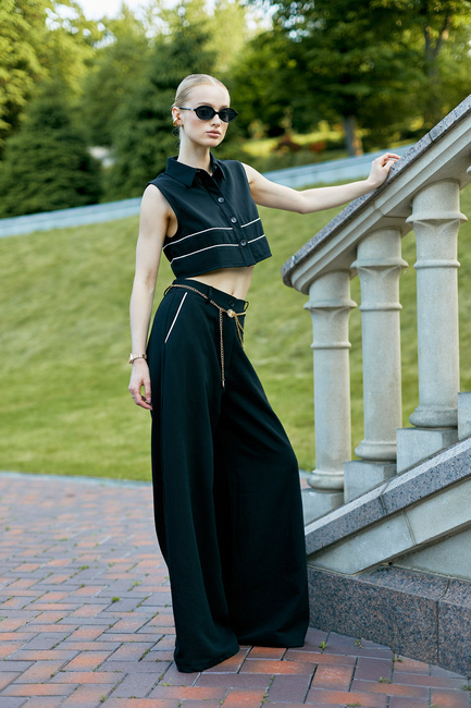 Фото ракурс 3 - Женские черные брюки EQUILIBRI артикул BW491009 200 Black SS2025