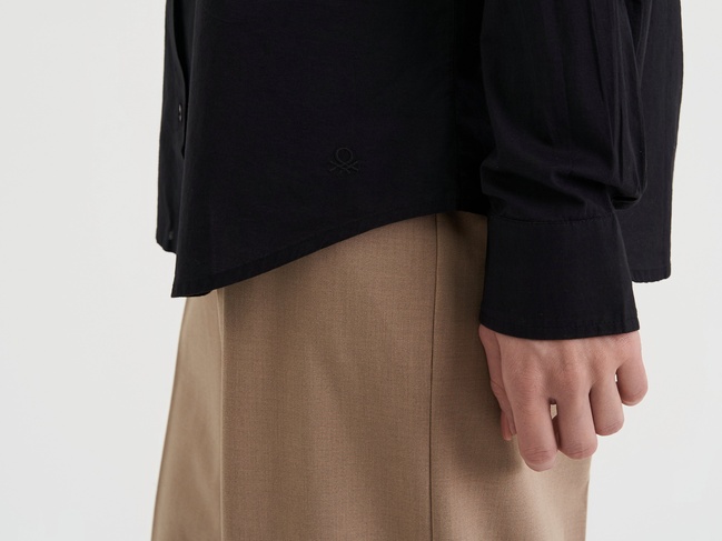 Женская черная рубашка Benetton артикул 5WPQDQ0AX 100 25A Фото ракурс 5 - Женская черная рубашка Benetton артикул 5WPQDQ0AX 100 25A