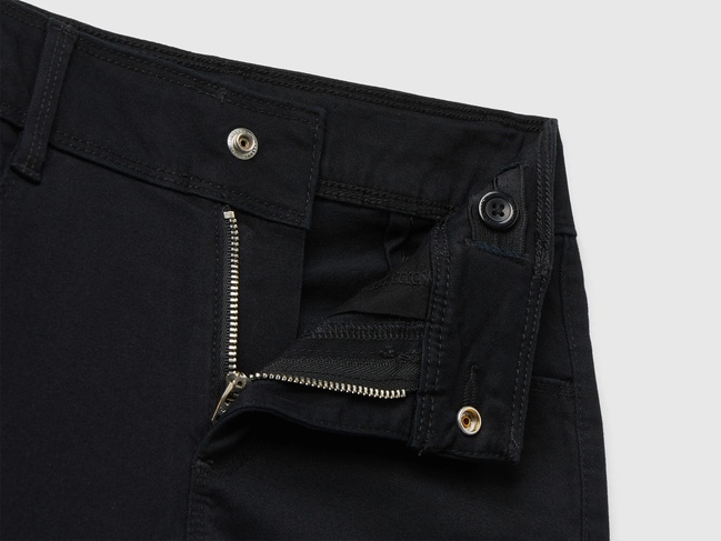 Фото ракурс 3 - Черные штаны для девочек Benetton артикул 4RHPCE04A.G 100 25A