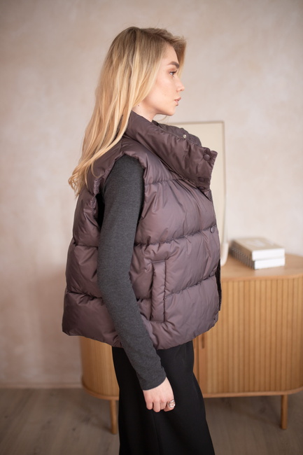 Жіночий коричневий жилет EQUILIBRI артикул W171 003 000 Brown FW2025 Фото ракурс 4 - Жіночий коричневий жилет EQUILIBRI артикул W171 003 000 Brown FW2025