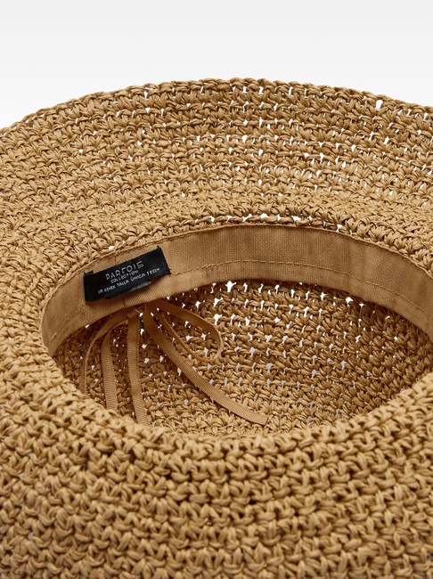 Женская бежевая шляпа Parfois артикул 232885 NCU FW2025 Фото ракурс 4 - Женская бежевая шляпа Parfois артикул 232885 NCU FW2025