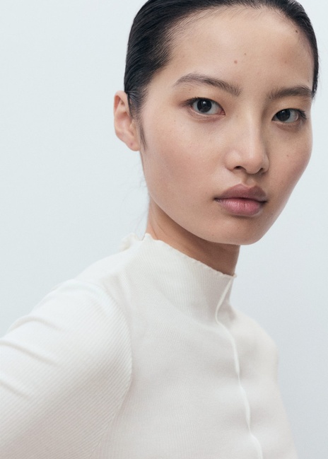 Женская белая водолазка Mango артикул 17055798 01 1 season Фото ракурс 4 - Женская белая водолазка Mango артикул 17055798 01 1 season