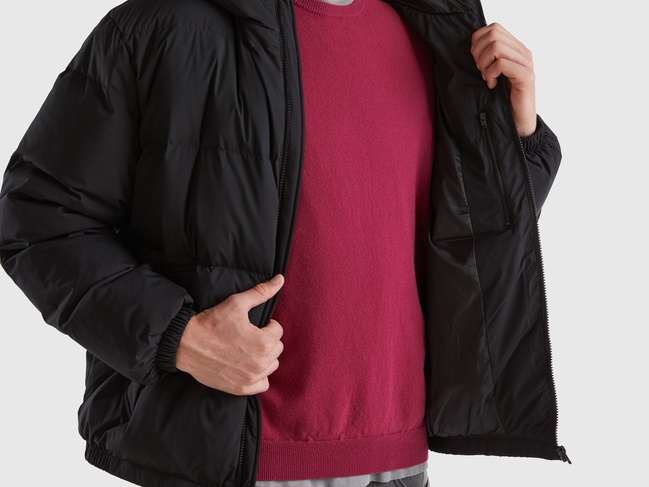 Фото ракурс 4 - Чоловіча чорна куртка Benetton артикул 2JF8UN05E 100 25A