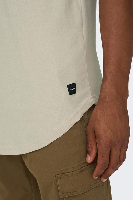 Чоловіча бежева футболка ONLY & SONS артикул 22002973 silver lining FW2025 Фото ракурс 3 - Чоловіча бежева футболка ONLY & SONS артикул 22002973 silver lining FW2025