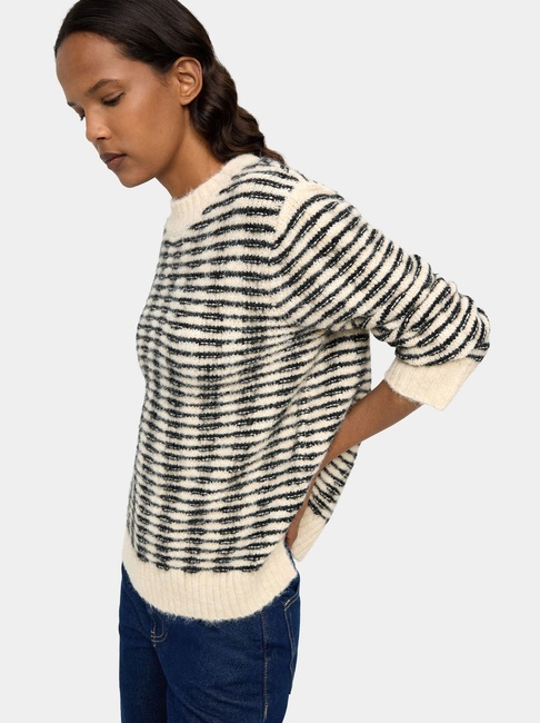 Жіночий молочний светр Parfois артикул 240350 _DM FW2025 Фото ракурс 1 - Жіночий молочний светр Parfois артикул 240350 _DM FW2025