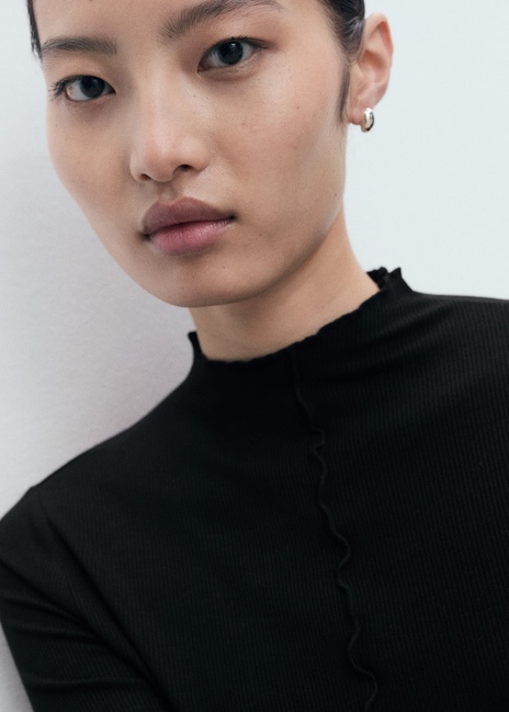 Фото ракурс 4 - Женская черная водолазка Mango артикул 17055798 99 1 season