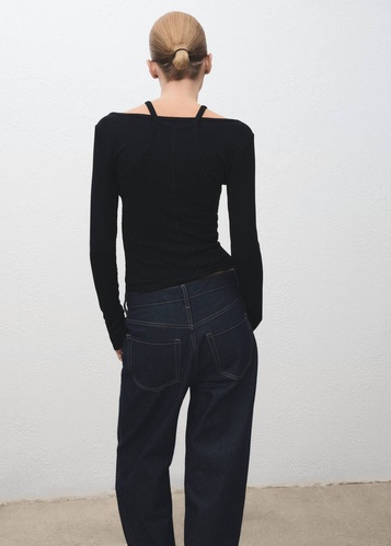 Фото ракурс 2 - Женский черный лонгслив Mango артикул 17047910 99 1 season