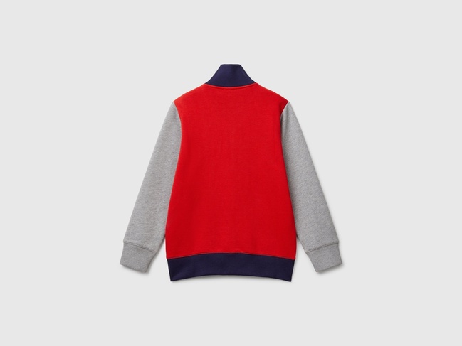 Фото ракурс 2 - Красная олимпийка для мальчиков Benetton артикул 3J68C501B.G 915 25P