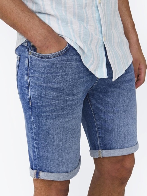 Чоловічі сині шорти ONLY & SONS артикул 22027644 LIGHT BLUE DENIM FW2025 Фото ракурс 4 - Чоловічі сині шорти ONLY & SONS артикул 22027644 LIGHT BLUE DENIM FW2025