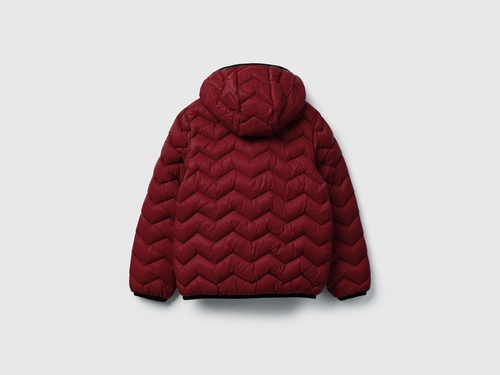 Фото ракурс 2 - Бордовая куртка Benetton для мальчиков артикул 2TWDCN04V.G 129 25A