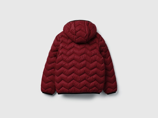 Фото ракурс 2 - Бордовая куртка для мальчиков Benetton артикул 2TWDCN04V.G 129 25A